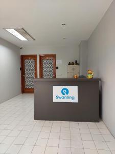 um escritório com um balcão de aquecimento num quarto em Swanling Kuching em Kuching