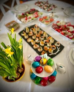 ein Tisch mit vielen Tellern voller Essen in der Unterkunft Pension Casa del Sol Predeal in Predeal