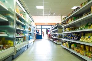 Supermarket nebo jiné obchody v  kempu nebo okolí