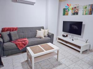 Televízia a/alebo spoločenská miestnosť v ubytovaní 7Lizards - Ocean View Apartments