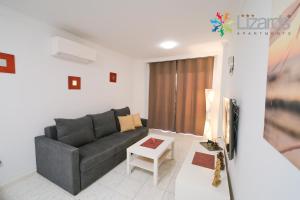 Televízia a/alebo spoločenská miestnosť v ubytovaní 7Lizards - Ocean View Apartments