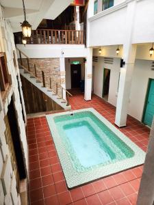una piscina cubierta en un edificio con escaleras en Bestow Boutique Hotel, en Kuala Lumpur