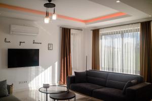 un soggiorno con divano e TV di Villa Rozerin a Kaş