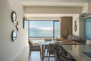 - un salon avec une table et une vue sur l'océan dans l'établissement Condominio de Lujo frente al Mar en el Malecón - Al804, à Mazatlán