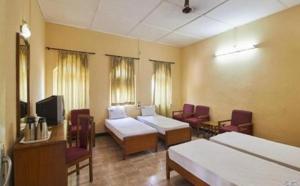 Postel nebo postele na pokoji v ubytování Mapusa Residency