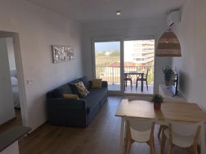 una sala de estar con un sofá y una mesa en Renovated and Cozy Apartment, en Mareny Blau 17 fotos más
