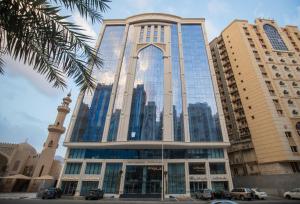 a tall building with a lot of windows at فندق ماسة المشاعر الفندقية in Makkah