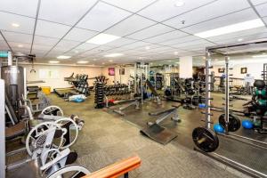 une salle de sport avec une grande pièce dotée de nombreux équipements dans l'établissement Historic Apartment - Cathedral Square CBD, à Christchurch