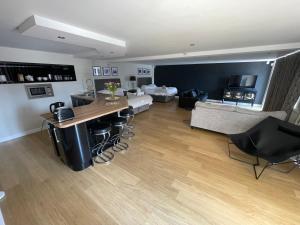 ein Wohnzimmer mit einer Küche und ein Wohnzimmer mit einem Tisch in der Unterkunft Fernside Barn - Studio Apartment in Pickmere