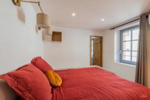 a bedroom with a red bed and a window at Le Piale - Terrasse - Emplacement idéal in Albi