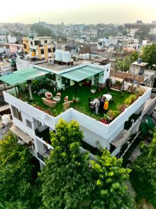 uma vista aérea de uma casa com um jardim em Alibaba’s Indiana Homestay em Tājganj