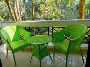 Goa Villagio Resort & Spa - A Unit of IHM, 10 Min Walk from Beach的阳台或露台