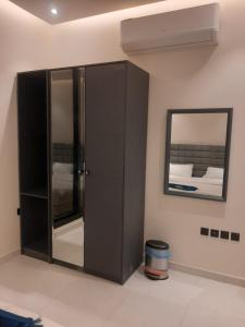 un armario negro en una habitación con espejo en Al Azmy Al Ared Hotel en Riad