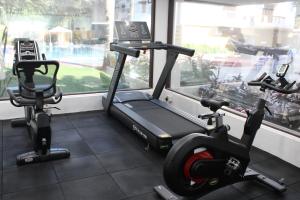 Goa Villagio Resort & Spa - A Unit of IHM, 10 Min Walk from Beach的健身中心和/或健身设施