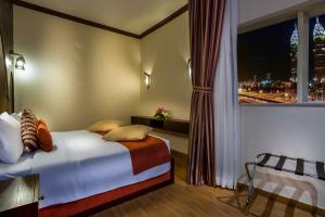 Postel nebo postele na pokoji v ubytování First Central Hotel Suites