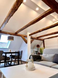 una sala de estar con un sofá y una mesa en Ferienwohnung Landruhe, en Hasenwinkel