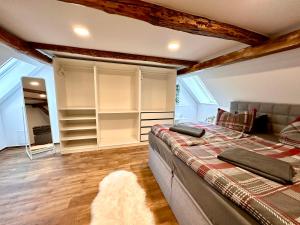 Un dormitorio con una cama y un sofá en una habitación. en Ferienwohnung Landruhe, en Hasenwinkel