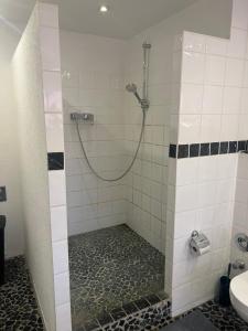 a bathroom with a shower and a sink at Sehr große Wohnung nähe Düsseldorf, Flughafen und Messe in Duisburg