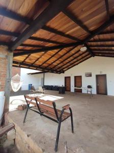 un banco en una habitación grande con techos de madera en Terraza, Casa, Cabaña, Campo, en Arandas