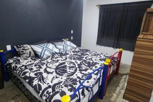 1 dormitorio con 1 cama con edredón blanco y negro en Terraza, Casa, Cabaña, Campo, en Arandas