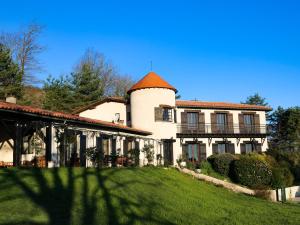 une grande maison blanche avec un toit rouge dans l'établissement Appartements Vallée Verte, à Razac-sur-lʼIsle