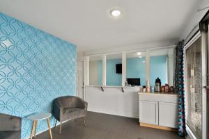 a living room with a blue wall at Rodeway Inn in Palestine