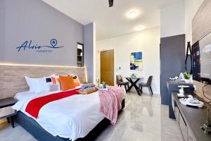 una camera con un grande letto e una televisione di NEW! [Romantic Honeymoon] Imperio Studio Bathtub/4 pax/Game/MelakaRaya a Malacca