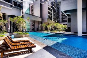 una piscina al centro di un edificio di NEW! [Romantic Honeymoon] Imperio Studio Bathtub/4 pax/Game/MelakaRaya a Malacca