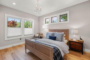 a bedroom with a bed and two windows at Hummingbird in Cascade Locks