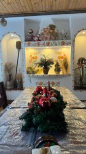 een tafel met kerstversiering erop bij Ukrainochka in Slavske