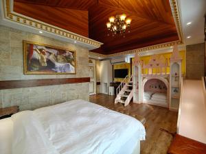 1 dormitorio con 1 cama grande y chimenea en 卡布雷莊園民宿, en Dongshan