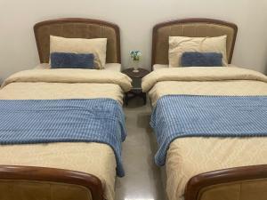 Säng eller sängar i ett rum på Family Friendly 2-Bedroom Home Upper Portion with Parking