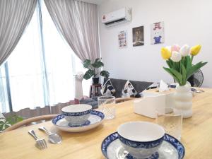 uma mesa de jantar com pratos azuis e brancos em Hanns&KingBed&WIFI@ComfortStay4 em Sibu