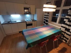 una cucina con tavolo e coperta colorata di Beautiful 2 Bed Apartment Sauna Facility in Kotka a Kotka Altre 9 foto