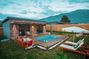 een achtertuin met een zwembad en een huis bij Villa Honey 6 in Ovacik