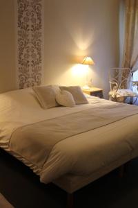 Säng eller sängar i ett rum på L'Heure Bleue gîtes et chambres d'hôtes
