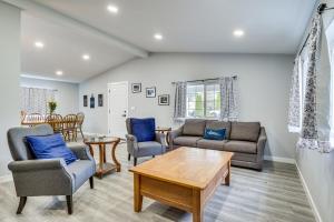 Sala de estar con 2 sofás y mesa en Charming Stayton Home with Deck and Smart TV!, en Sublimity