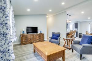 sala de estar con TV, 2 sillas y mesa en Charming Stayton Home with Deck and Smart TV!, en Sublimity