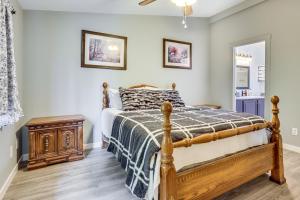 - une chambre avec un lit et une table de nuit à côté dans l'établissement Charming Stayton Home with Deck and Smart TV!, à Sublimity