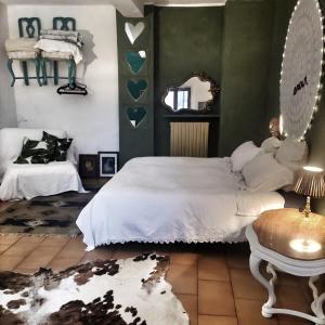 una camera con letto bianco e specchio di RaMaya casa d'artista 2 a Biella