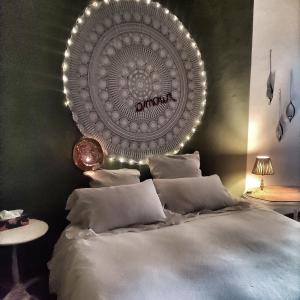una camera da letto con un grande letto bianco con luci sopra di RaMaya casa d'artista 2 a Biella
