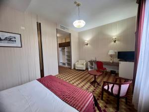una camera d'albergo con un letto e una scrivania di Armenian Royal Palace a Yerevan