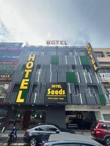 un hotel con coches aparcados delante en Seeds Hotel Cheras Maluri en Kuala Lumpur