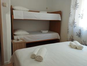 2 stapelbedden in een kleine kamer met handdoeken bij Kuća Jakov in Nerežišće