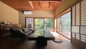 Area tempat duduk di 庭付き和モダン平屋の一棟貸し 居庵 iori-ori 小さな森に住む