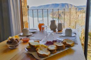 Casa Gerbe في Gerbe: طاولة عليها صحن من الخبز والفواكه
