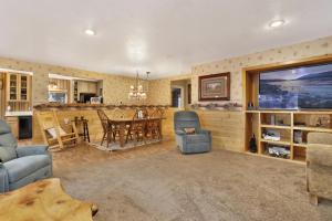 uma sala de estar com um sofá e uma mesa em 2421-Big Bear Happy Place cabin em Big Bear Lake