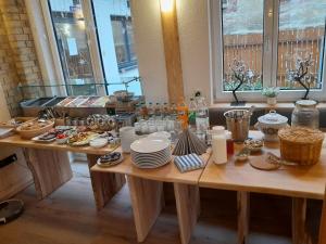 una mesa con platos de comida. en Ferienanlage Markus Nitsch en Bärenstein