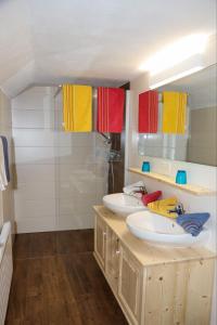 La salle de bains est pourvue de 2 lavabos et de serviettes colorées. dans l'établissement Ferienhaus Eva Deufl, à Göstling an der Ybbs
