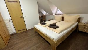 een slaapkamer met een bed met twee handdoeken erop bij Pension Restaurant Pizzeria Lion in Krummhörn
